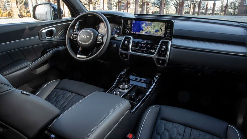 Die Mittelkonsole des Sorento ist recht wuchtig. An Tasten hat Kia nicht gespart. (Bild: Kia)