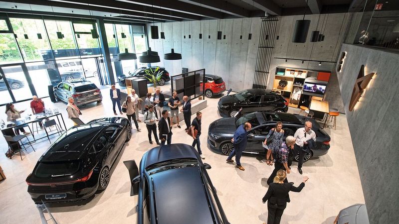 Die Cupra-und Seat-Ausstellung ist, wie derzeit üblich, in Beton-, Schwarz-, Grau- und Bronzetönen gehalten. (Bild: PIA/VGRD)