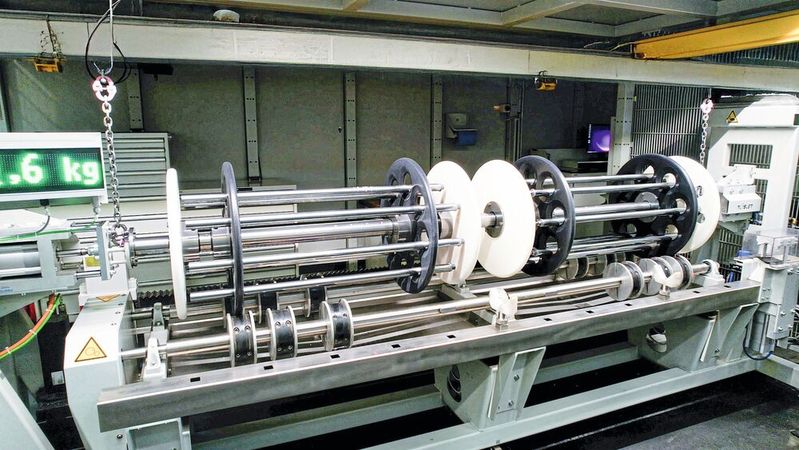 The new setup concept further reduces processing time. Previously, the worms had to be clamped on both sides; now, they are simply placed in the workpiece holder.(Image: Rösler Oberflächentechnik GmbH)