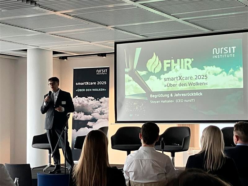 Danach begrüßte Geschäftsführer der NursIT Institute Stoyan Halkaliev die Teilnehmenden. Nach einem kurzen Jahresrückblick führte er das „Herzstück des Unternehmens“ an: Mit „FHIR“ werden weltweite Projekte geleitet, u. a. in Kanada.  (Bild: © Serina Sonsalla / Vogel IT-Medien)