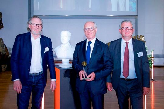 Dr. Kurt Schmalz (Mitte) nimmt die renommierte Rudolf-Diesel-Medaille vom Sprecher des Kuratoriums, Prof. Dr. Alexander J. Wurzer (links), und Laudator, Dr. Christoph Münzer, Hauptgeschäftsführer vom WVIB Schwarzwald, entgegen. Dr. Kurt Schmalz (Mitte) nimmt die renommierte Rudolf-Diesel-Medaille vom Sprecher des Kuratoriums, Prof. Dr. Alexander J. Wurzer (links), und Laudator, Dr. Christoph Münzer, Hauptgeschäftsführer vom WVIB Schwarzwald, entgegen.