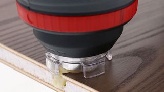 Bei der Kaltschmelz-Technologie von Würth werden dübelartige Kunststoffadapter in die Leichtbauplatten eingebracht, welche im Anschluss als belastbare Befestigungspunkte für Schrauben oder direkt als Verbindungsbeschläge zur Verfügung stehen. (Christiane Munk/Würth)