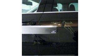 Der Blendmaxx ist eine magnetische Folie für helle und dunkle Metallic-Farbtöne. Sie zeigt, ob angrenzende Bauteile beilackiert werden müssen. (Akzo Nobel)