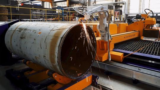 Seitlich am Portal angebaut kann der Roboter mit einem Autogenbrenner Rohre und Profile bis 2000 mm Durchmesser und 80 mm Wanddicke schneiden.(Bild:  Microstep)