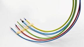 Integrierte Kennzeichnungstechnologie: Die beiden Leibinger Iqjet sind platzsparend und einfach zugänglich über eine praktische Schublade direkt in das Gehäuse der Zeta 620 G2 integriert (Bild: Komax AG)