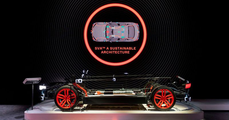 Aptiv zeigt seine Smart Vehicle Architecture im privaten Aptiv-Pavillon auf der Consumer Electronics Show 2020 in Las Vegas. Die SVA ist eine nachhaltige offene Plattform. Sie soll die Gesamtbetriebskosten senken und die Entwicklung hochautomatisierter Fahrzeuge mit großem Funktionsumfang ermöglichen. Weitere Vorteile sind: Neue softwaregestützte Funktionen - Fahrzeuge werden komplexer und ihre Entwicklung damit immer aufwendiger. Durch die standardisierten Schnittstellen der Smart Vehicle Architecture und die Möglichkeit, Rechenleistung zu skalieren und flexibel bereitzustellen, lassen sich die Entwicklungskosten senken. Reduktion der Komplexität - Viele Fahrzeugfunktionen sind heute auf einzelne Controller verteilt. Die Smart Vehicle Architecture verbindet diese, indem sie Rechenleistung in verwaltbaren Zonencontrollern zentralisiert. Gleichzeitig trennt sie die Recheneinheit von I/O-Geräten und ermöglicht so das unkomplizierte Hinzufügen von Funktionen.  (Aptiv)