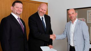 Rolf A. Sonderegger, CEO Kistler Gruppe, Dr. Volker Schatz, Vorstand Schatz AG, und Martin Schatz, Managing Director Schatz USA Inc. (Bild: Kistler)