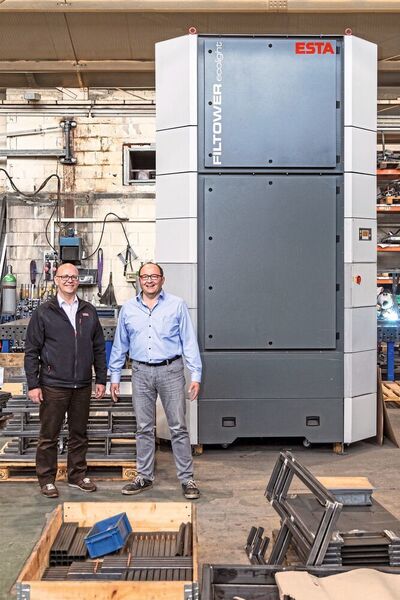 Von links: André Döring, Vertriebsgebietsleiter bei Esta und Burkhard Kilgenstein, Geschäftsführer Kilgenstein Lasertechnik, sind mit dem Ergebnis, nämlich reiner Luft und sauberen Arbeitsplätzen, zufrieden. (Esta)