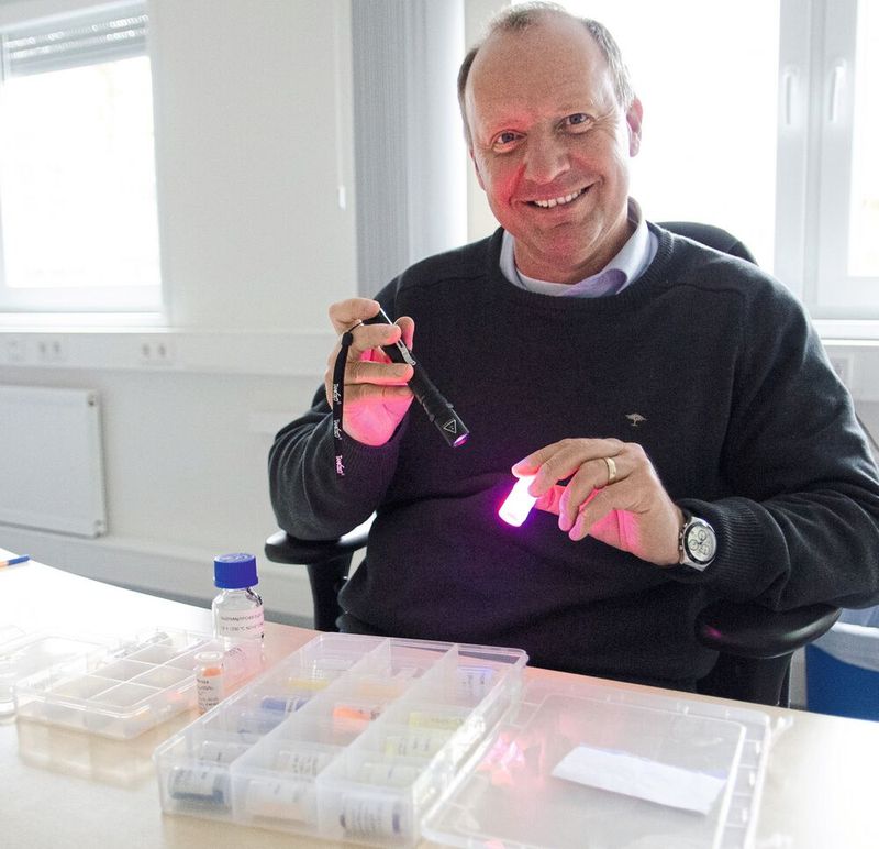 Prof. Dr. Thomas Jüstel hat viel mit Europium geforscht – umnter anderem in Leuchtstoffen, die Bestandteil vieler LEDs sind.