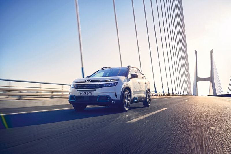 Das Kompakt-SUV wird von einer 165 kW/224 PS starken Kombination aus Vierzylinderbenziner und Elektromotor angetrieben. (Citroen)