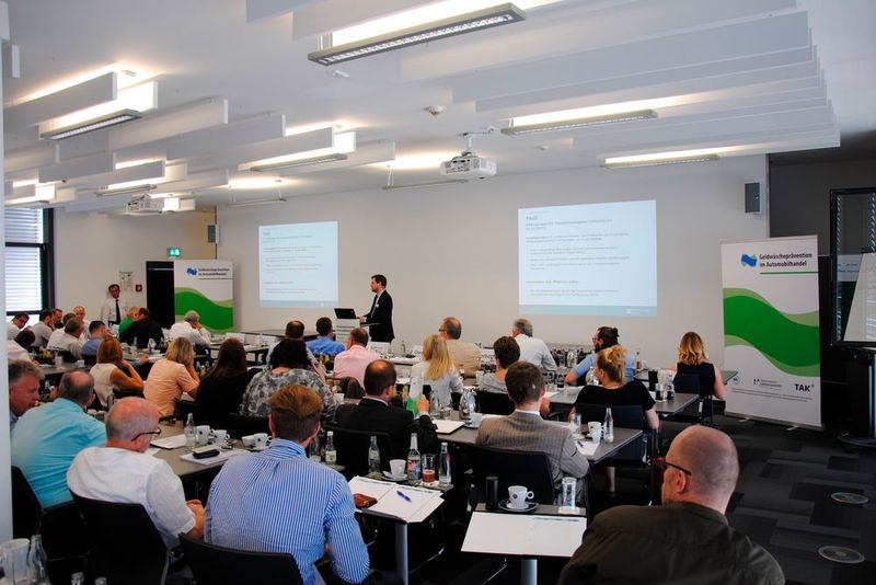 Das Thema Geldwäscheprävention ist im Kfz-Gewerbe angekommen. Zahlreiche Besucher aus Autohäusern und Werkstätten nutzten die Chance, sich auf der ersten Fachtagung in Köln zu informieren und sich die Neuerungen im Geldwäschegesetz erläutern zu lassen.  (Baeuchle/»kfz-betrieb«)