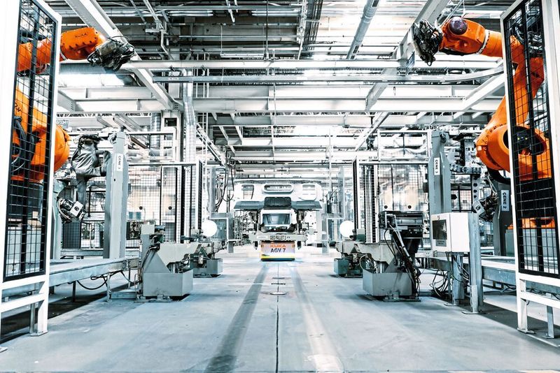 Die mobile Plattform 1500 von Kuka lädt zeitgleich zu den Montageabläufen mittels Bodenladeplatten direkt in den Prozessstationen. (Kuka)