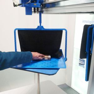 Hängeware, Liegeware, Kartons, ja selbst voluminöse und empfindliche Produkte finden in den Ladungsträgern Platz. Be- und entladen wird im gekippten Zustand – von Hand oder automatisch.