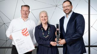 Bei der Preisverleihung (v.l.): Matthias Gronstedt (GF HHLA Sky), Angela Titzrath (Vorstandsvorsitzende HHLA) und Lars Neumann (Direktor Logistik HHLA). (Bild: HHLA Sky)