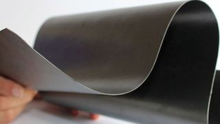 Das Fraunhofer-Institut Umsicht verrät im Rahmen der Hannover-Messe 2019, wie sich flexible Bipolarmatten aus Kunststoff für die Herstellung kompakter Batterien nutzen lassen. Halle 2 am Stand C22. (Fraunhofer-Umsicht)
