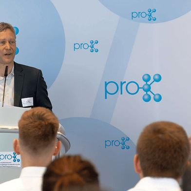 Pro-K Geschäftsführer Sven Weihe gegrüßte die Gäste zum Pro-K Branchendialog in Frankfurt am Main. (Bild: Pro-K)