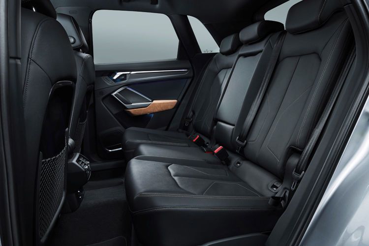 Die hochvariable Rückbank bietet den Fondgästen viel Beinfreiheit. (Audi)