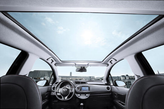 Zu den Extras gehört ein großes Panorama-Glasdach. (Toyota)