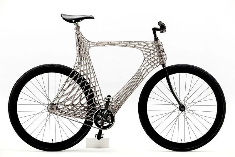 Ein echter Hingucker: Angehende Ingenieure der TU Delft haben ein Fahrrad mit sehr eigenwilliger Konstruktion mit Hilfe eines 3D-Druckers gefertigt. Es ist die Vorstufe zum Bau einer Brücke mit der gleichen Technik. (Bild: TU Delft)