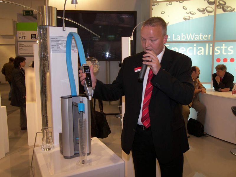 Die Dispensereinheit an der neuen Laborwasseranlage Purelab flex lässt sich mit einer Hand bedienen, wie Stephan Wagner, Produktmanager bei Elga Labwater, demonstriert.  (Bild: Platthaus)