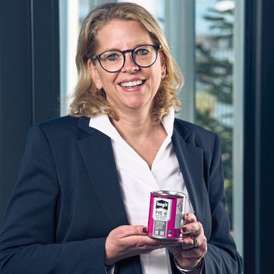 „Mit Bluemint Steel ermöglichen wir unseren Kunden, die CO₂-Bilanz ihrer Verpackungen messbar zu verbessern – ohne Kompromisse bei Qualität, Sicherheit oder Verarbeitungseigenschaften“, sagt Clarissa Odewald, CEO von Thyssenkrupp Rasselstein. (Bild: Marco Rothbrust)