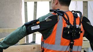 In seinem Projekt „Exoskelett“ setzt BLG auf tragbare Brust- und Rückenstützen. (BLG Logistics)