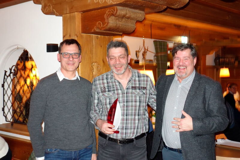 Volker Rühlicke (m., Aquado) mit dem Award Channel Tri-Mode Pioneer. (Vogel IT-Medien GmbH)