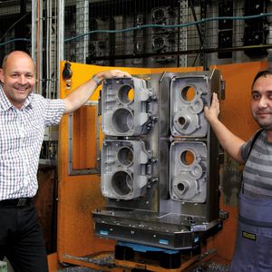 Ivan  Muri (li.): «Damit wir in der Schweiz wirtschaftlich produzieren können, laufen die Maschinen möglichst rund um die Uhr. Ein Fastems-System beliefert mehrere Makino BAZ, eine effiziente Palletisierung, ein moderner Maschinenpark und nicht zuletzt herausragende Fachleute sind hierfür mitverantwortlich.»