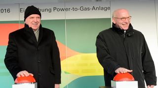 Der hessische Ministerpräsident Volker Bouffier weiht zusammen mit dem geschäftsführenden Gesellschafter Prof. Dr. Martin Viessmann offiziell die PtG-Anlage am Standort Allendorf/Eder ein. (Bild: Viessmann)