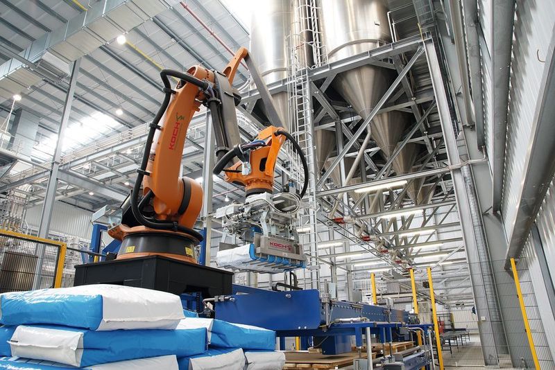 Bag palletising with twin-fork gripper. (Koch)