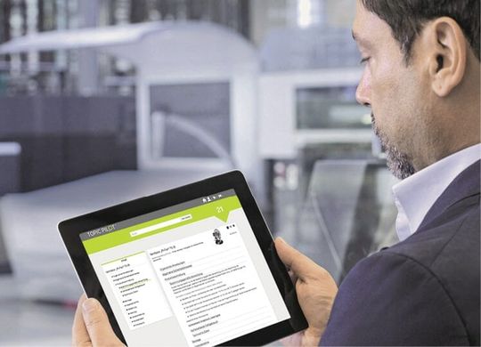 (Der Servicetechniker scannt einen QR-Code und bekommt sofort die richtigen Informationen auf sein Tablet. Bild: Docufy GmbH)