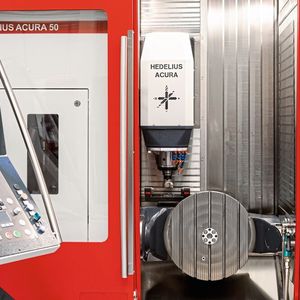 Der Dreh-Schwenktisch der Acura 50 misst 500 mm × 430 mm und schwenkt von 30 bis -115°, informiert Hedelius. Ein maximales Aufspanngewicht von 300 kg und ein Störkreisdurchmesser von 550 mm gelten als weitere Pluspunkte der Neuentwicklung.