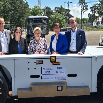 Von links: Prof. Andreas Wagner, Leitung Vorstandsbereich des Forschungsinstituts für Kraftfahrwesen und Fahrzeugmotoren Stuttgart (FKFS), Prof. Kora Kristof, Vizepräsidentin des KIT, Dr. Nicole Hoffmeister-Kraut, Ministerin für Wirtschaft, Handwerk und Tourismus des Landes Baden-Württemberg, Prof. Meike Jipp, DLR-Bereichvorständin Energie und Verkehr, Prof. Michael Buchholz, Institut für Mess-, Regel- und Mikrotechnik der Universität Ulm. (Bild: DLR)