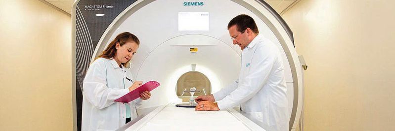 Abbildung 1. Ingenieure des MED Institute Inc. führen physikalische MRT-Tests durch, um die Sicherheit von medizinischen Geräten zu bewerten. Abbildung 1. Ingenieure des MED Institute Inc. führen physikalische MRT-Tests durch, um die Sicherheit von medizinischen Geräten zu bewerten.