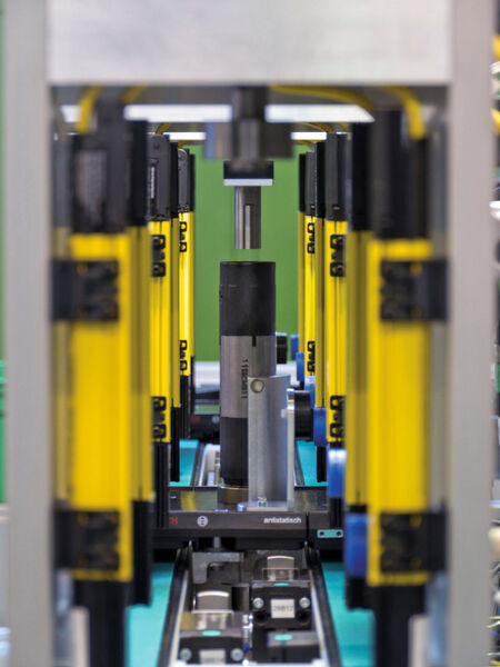 Gelbe Gasse: Sechs Banner EZ-Screen-Lichtvorhänge sichern die drei Pressvorgänge ab (Bild: Turck)