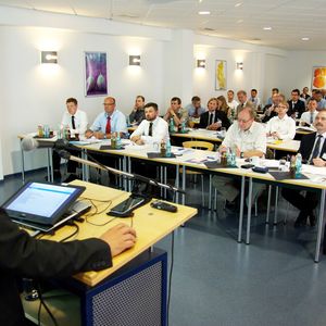 Die Leichtbauexperten mit Prof. Dr. Huber (vorne rechts) und daneben Prof. Dr. Wellnitz.