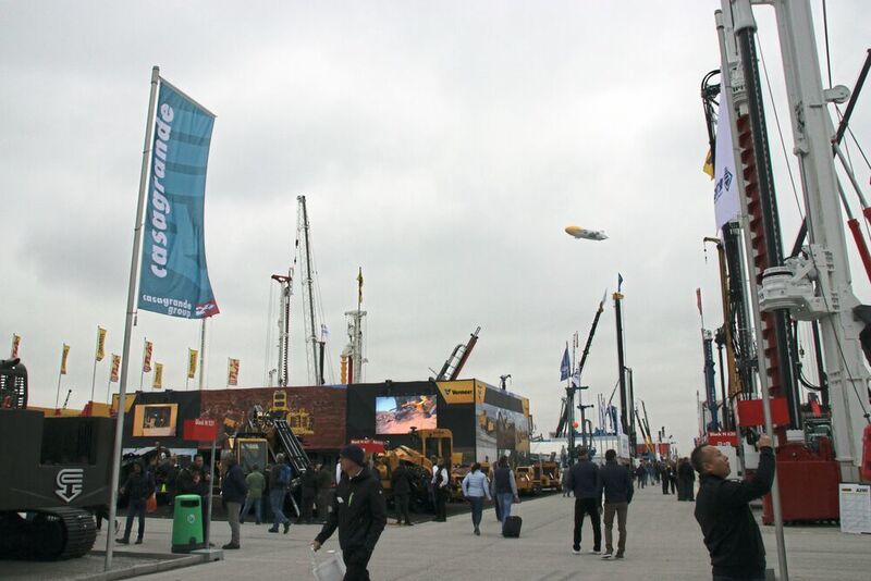 Mit rund 614.000 m² ist die ohnehin größte Messe der Welt seit dem letzten Mal um nochmal 9000m² größer geworden. Zwei Drittel davon fallen auf das Freigelände mit den gigantischen Baumaschinen. In den 18 Hallen der Münchener Messe stellen 3700 Firmen aus 58 Ländern aus. (Richter/konstruktionspraxis)