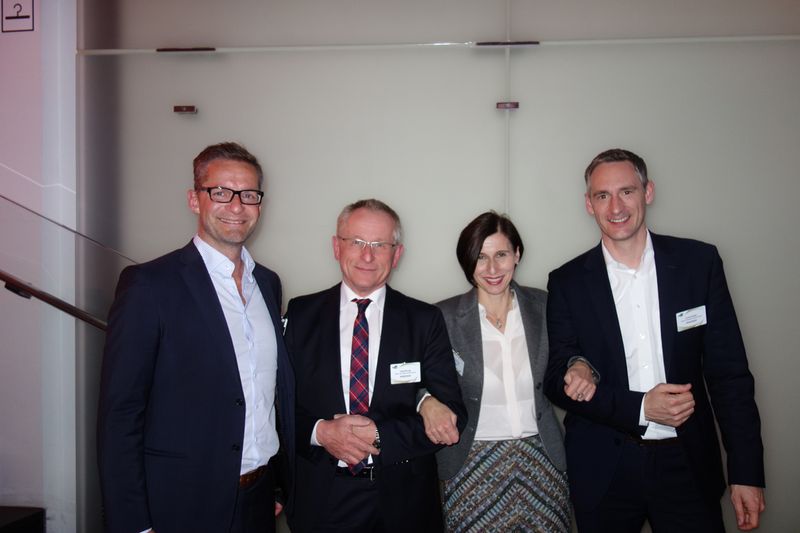 Daniela Schilling, IT-BUSINESS Akademie, mit (v. l.)  Heiko Lühr, Jörg Brünig und mit dem neuen Channel Direktor Louis Dreher, Fujitsu. (Bild: IT-BUSINESS)