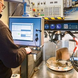 Programmierung für die Fertigung eines Rührflügels, der auf dem Peiseler-Rundtisch in der Mobile Smart Factory montiert ist.(Bild:  Peiseler / Ulrich Perrey)