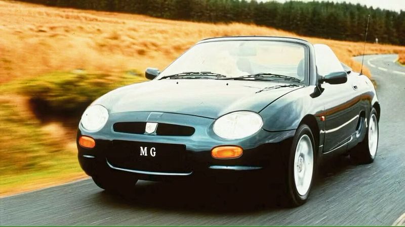 Den MG F brachte die MG Rover Group im Herbst 1995 heraus. Es war das erste neue, speziell als MG konstruierte Auto seit der Vorstellung des MGB im Frühjahr 1962, dessen Fertigung Ende 1980 eingestellt wurde.  (Bild: MG Rover)