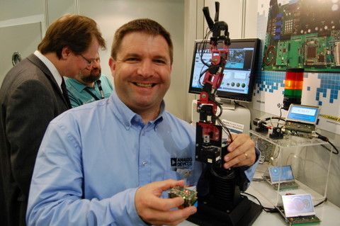 Marco Schmid bei Analog Devices steuert Roboterarm mit Bewegungssensor-Steuereinheit (Archiv: Vogel Business Media)