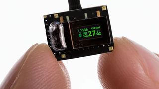 Ein speziell für Augmented Reality entwickeltes OLED-Display benötigt zwei bis drei Milliwatt an Leistung.  (Bild: Fraunhofer FEP)