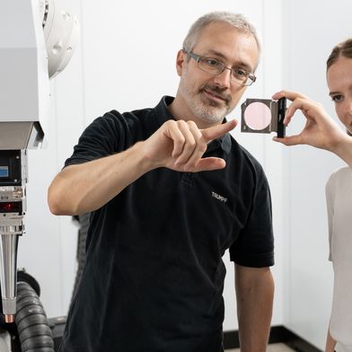 Mit der TruLaser Weld 3000 hat Trumpf eine kompakte Roboter-Laserschweißzelle entwickelt, die sich durch KI deutlich schneller programmieren lässt.  (Bild: Trumpf)