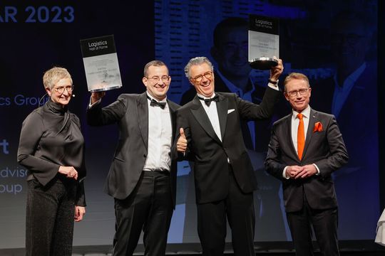 Axel Frey (Mitte links) und Harry Seifert (Mitte rechts) wurden auf der Bühne des Berliner Tipi mit dem Award Logistics Leader of the Year ausgezeichnet.(Bild:  LHOF)