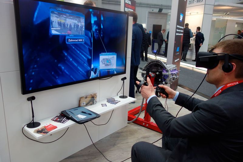 Augmented Reality ist nicht nur für die Gaming- und Entertainmentbranche interessant.  Bei Scheer konnte man virtuell in das Innenleben eines Getriebes eintauchen.  (Bild: Markus Dalke)