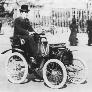 1898 montierte Louis Renault in einem Holzschuppen in Boulogne-Billancourt sein erstes Automobil, den Prototyp des späteren „Typ A”, besser bekannt als „Voiturette”. Die Voiturette verfügte als wegweisende Neuerung über ein 3-Gang-Getriebe mit Direktantrieb, das als erster „Antrieb ohne Ketten” in die Automobilgeschichte einging und Renault einen Platz in der ersten Reihe der Technik-Pioniere verschaffte.