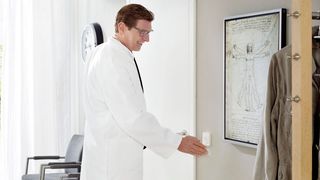 Der Antrieb „PortaMatic“ öffnet und schließt Türen mit einem speziellen Sensor-Taster – berührungslos. (Hörmann)