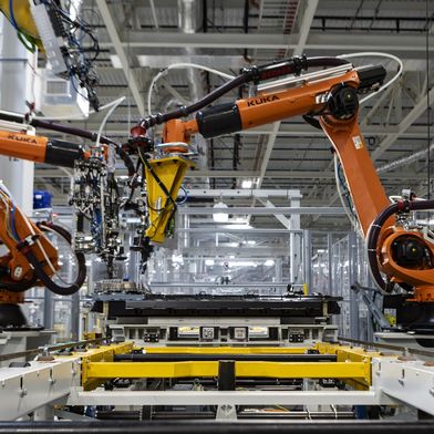 In der Produktion von Komponenten und Systemen für E-Autos gibt es weniger Werker, als für Verbrennertechnik. (Bild: BMW)
