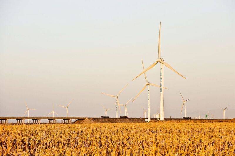 Der Guanting-Windpark mit Goldwind-Anlagen ist in der Nähe von Peking, ca. 460 bis 479 m über dem Meeresspiegel, gelegen und hat eine Ausdehnung von 6 x 14 km. Der hier installierte Umfang an Windkraftleistung beträgt 155 MW. Gegenwärtig befindet sich der Guanting-Windpark II mit einem Leistungsumfang von 50 MW im Bau. (Archiv: Vogel Business Media)