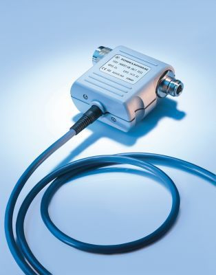 Leistungssensor: Der Durchgangsmesskopf des Leistungsmessgeräts URV5 verfügte 1984 erstmals über einen digitalen Datenspeicher im Messkopf. Rohde & Schwarz bietet heute Lösungen von DC bis 110 GHz.  (Bild: Rohde & Schwarz)